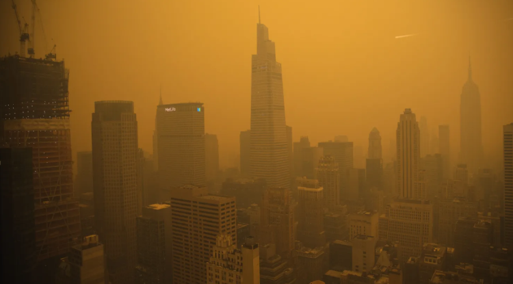 Dense smoke over New York City 2023